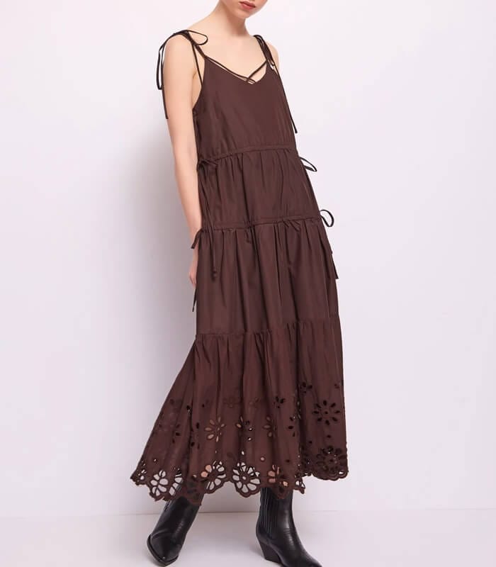 DENNY ROSEのカットワークレースワンピース。軽やかで上品なブラウンの大人ワンピ。