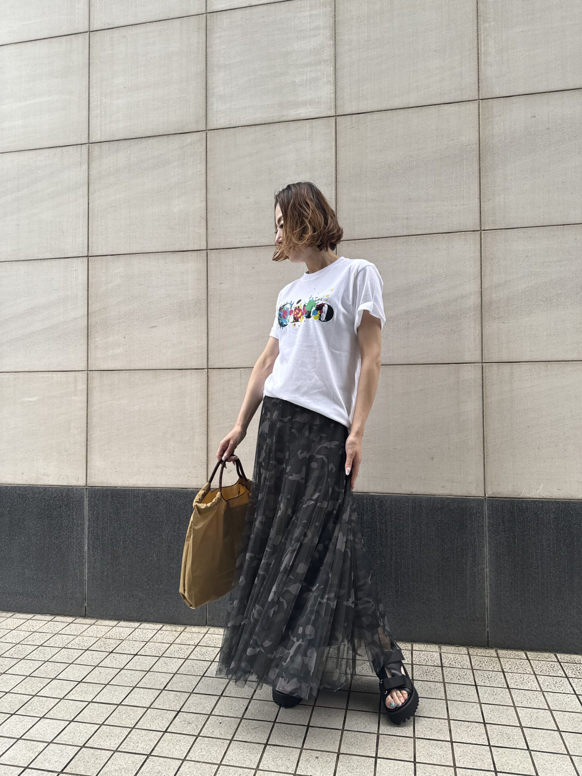 定番人気】迷彩チュールスカートでつくる、大人の春夏カジュアル