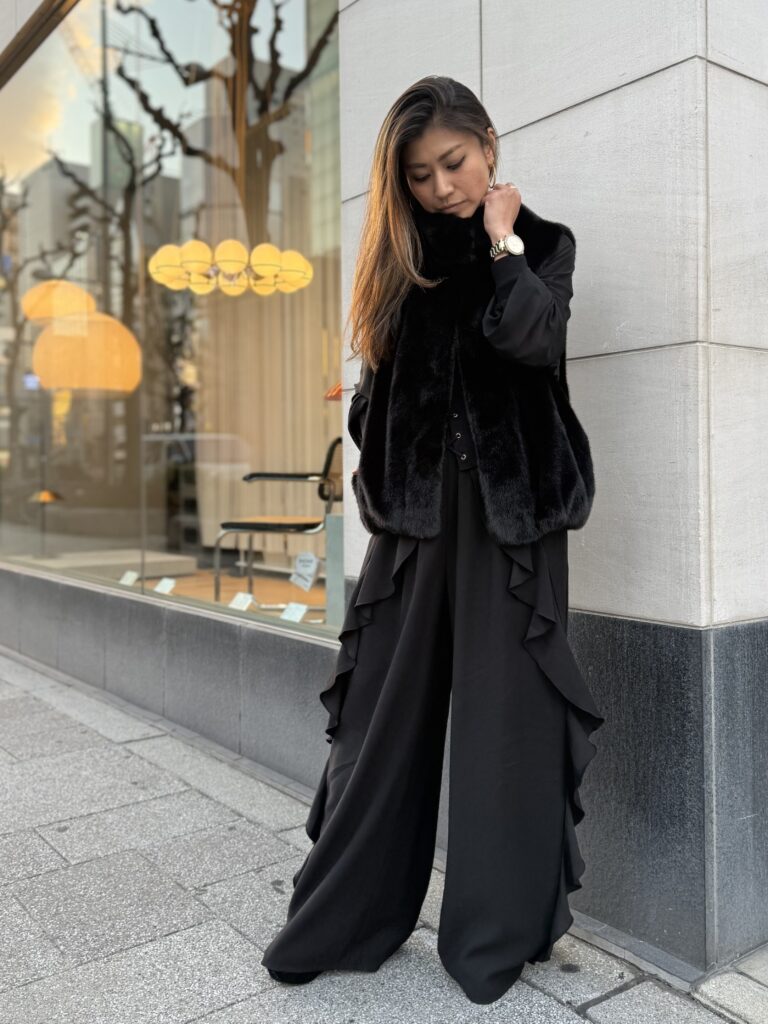 mila schon 黒 ファーベスト 秋の羽織りは“ファーベスト”で決まり 